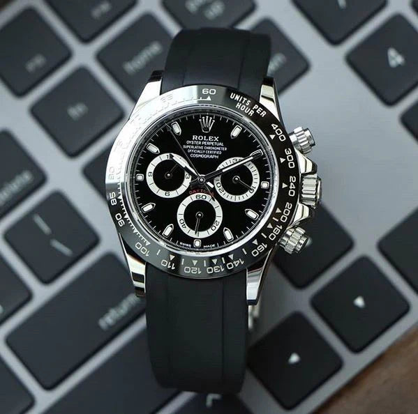 Cosmograph Daytona, reference 126519LN, with a black dial and an Oysterflex bracelet.